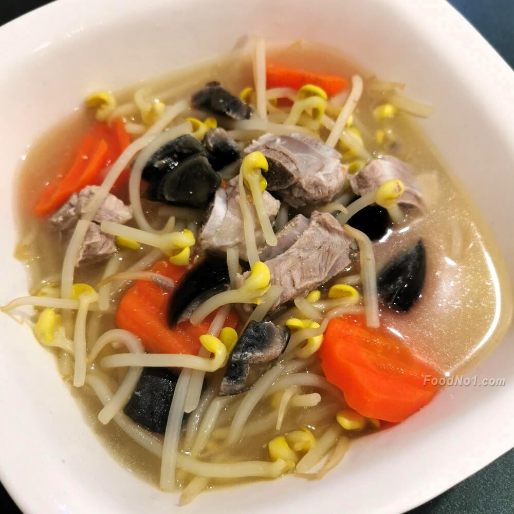 皮蛋紅蘿蔔大豆芽排骨湯