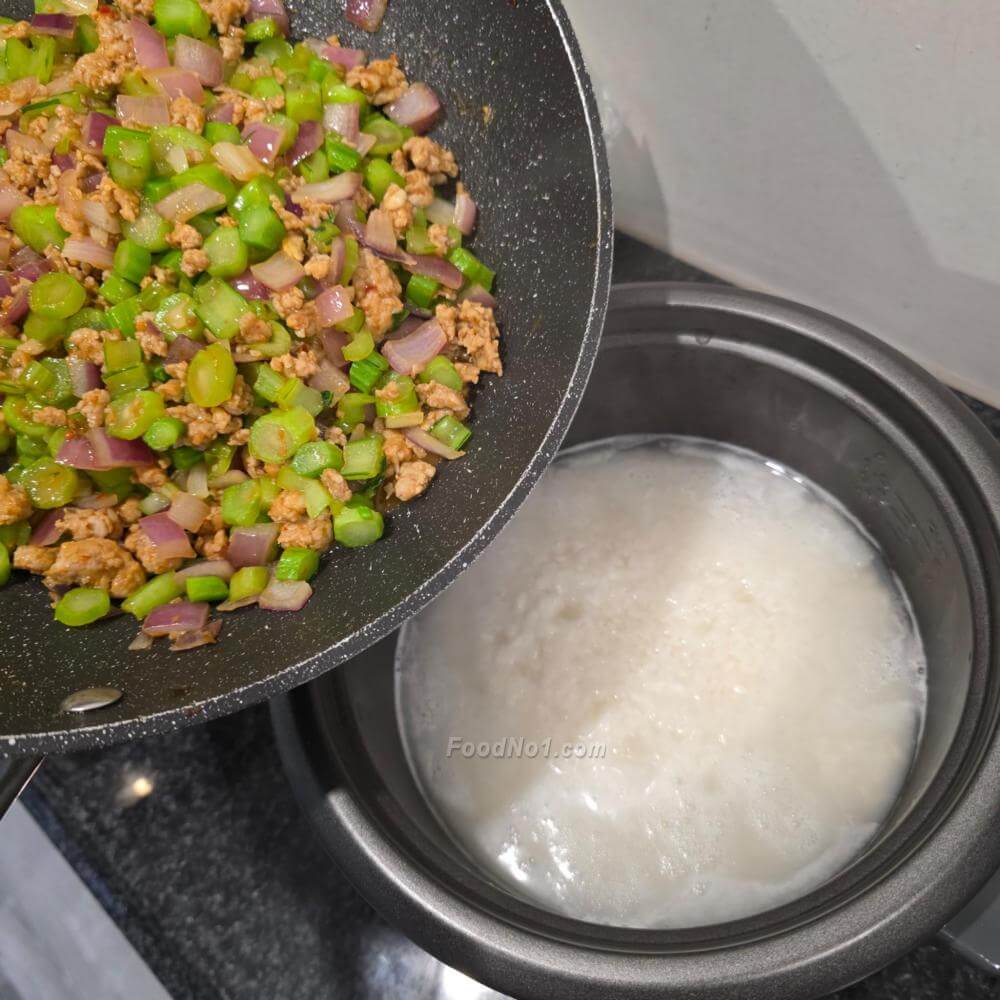 電飯煲焗飯-炒香材料倒入飯起眼上面