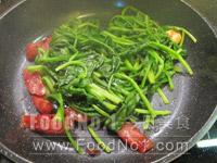 下菠菜炒至八成熟,下臘腸及潤腸拌勻 cs-fried-spinach02