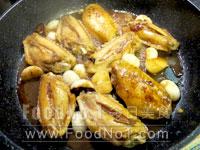 下已調勻的芡汁料煮至滾起 garlic-chicken-wings04