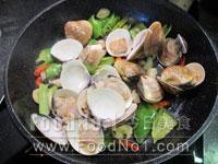下蜆炒勻至開殼 clams-bbsauce02