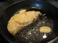在熱鍋裡倒油,然後放下魚塊煎至金黃 roastfish 3